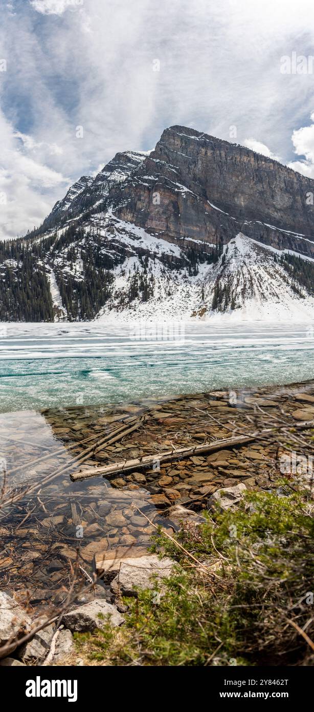 Incroyables vues sur la nature à Lake Louise dans l'Alberta célèbre dans le monde entier au printemps avec lac partiellement gelé. Turquoise, aqua aquarelle montrant Banque D'Images