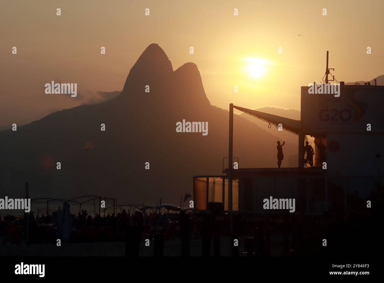 2 octobre 2024, Rio de Janeiro, Rio de Janeiro, Brésil : un sauveteur au poste 9 sur la plage d'Ipanema prend un selfie au coucher du soleil, avec l'emblématique Morro dois IrmÃ£os (montagne des deux frères) de Rio de Janeiro en arrière-plan. (Crédit image : © Bob Karp/ZUMA Press Wire) USAGE ÉDITORIAL SEULEMENT! Non destiné à UN USAGE commercial ! Banque D'Images