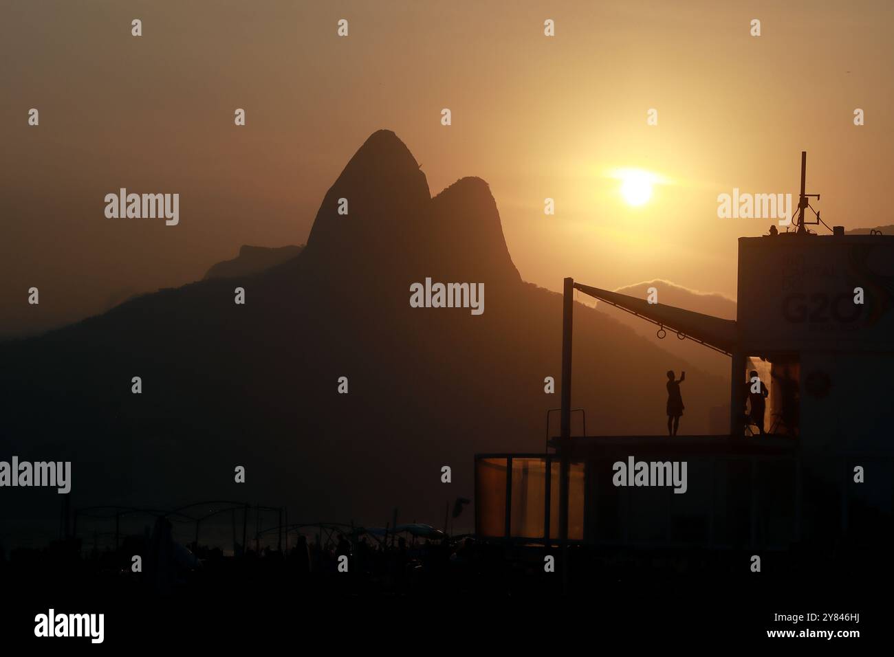 2 octobre 2024, Rio de Janeiro, Rio de Janeiro, Brésil : un sauveteur au poste 9 sur la plage d'Ipanema prend un selfie au coucher du soleil, avec l'emblématique Morro dois IrmÃ£os (montagne des deux frères) de Rio de Janeiro en arrière-plan. (Crédit image : © Bob Karp/ZUMA Press Wire) USAGE ÉDITORIAL SEULEMENT! Non destiné à UN USAGE commercial ! Banque D'Images