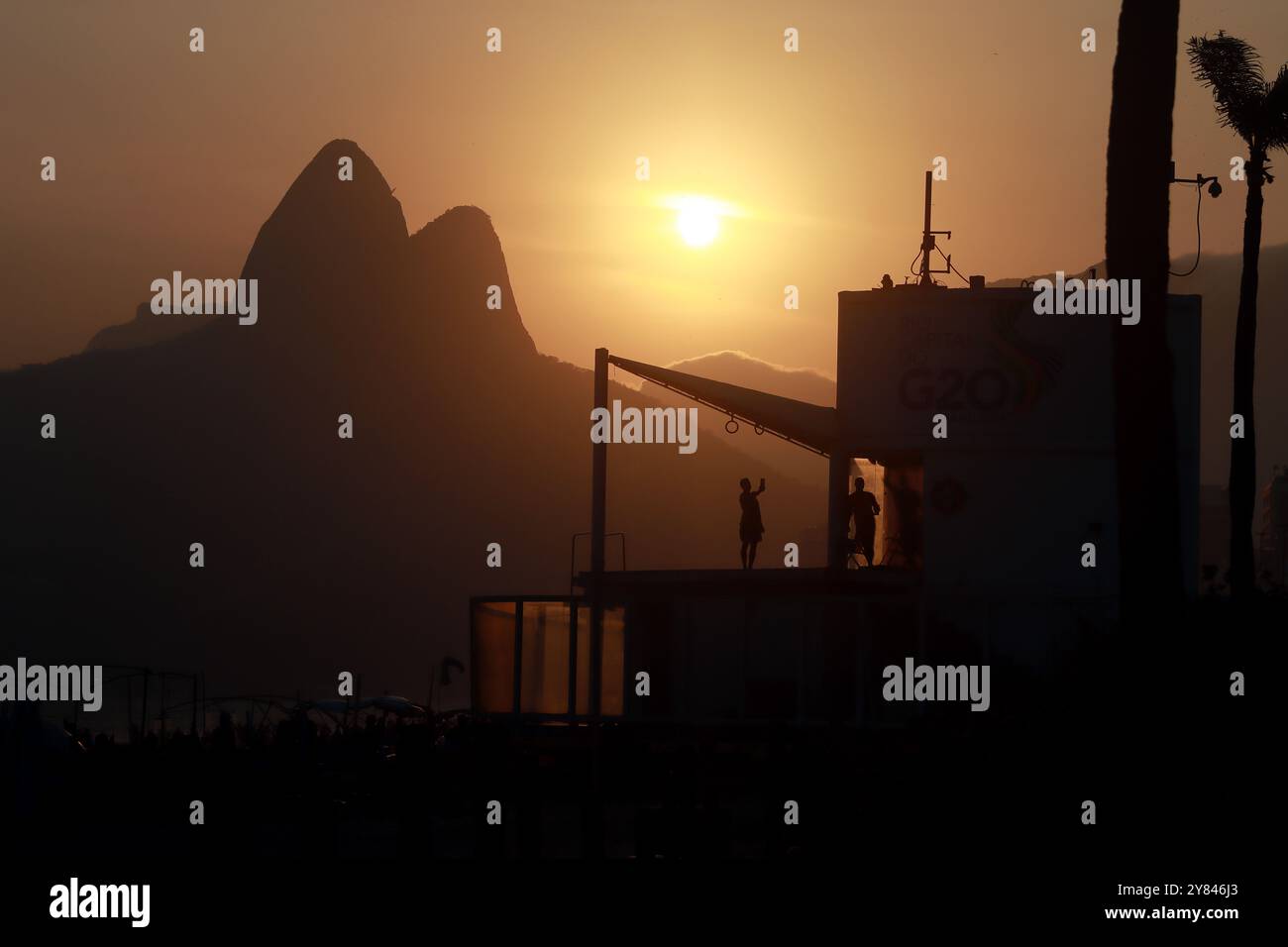 2 octobre 2024, Rio de Janeiro, Rio de Janeiro, Brésil : un sauveteur au poste 9 sur la plage d'Ipanema prend un selfie au coucher du soleil, avec l'emblématique Morro dois IrmÃ£os (montagne des deux frères) de Rio de Janeiro en arrière-plan. (Crédit image : © Bob Karp/ZUMA Press Wire) USAGE ÉDITORIAL SEULEMENT! Non destiné à UN USAGE commercial ! Banque D'Images