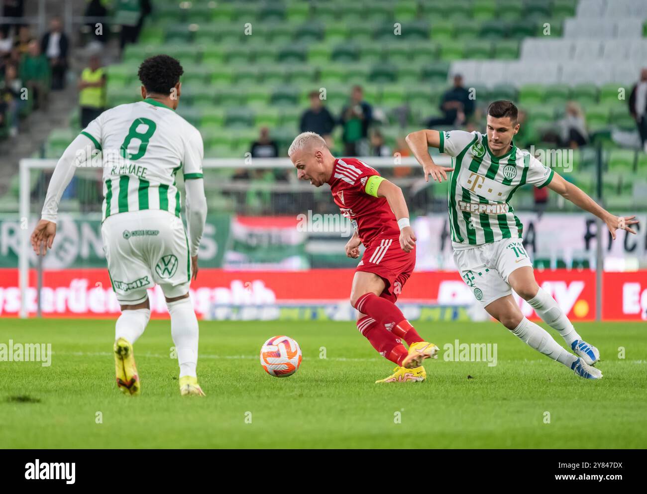 Budapest, Hongrie – 9 octobre 2022. L'ailier de Debrecen Balazs Dzsudzsak et le milieu de terrain de Ferencvaros Amer Gojak pendant la Liga hongroise match Ferencvaros vs Banque D'Images