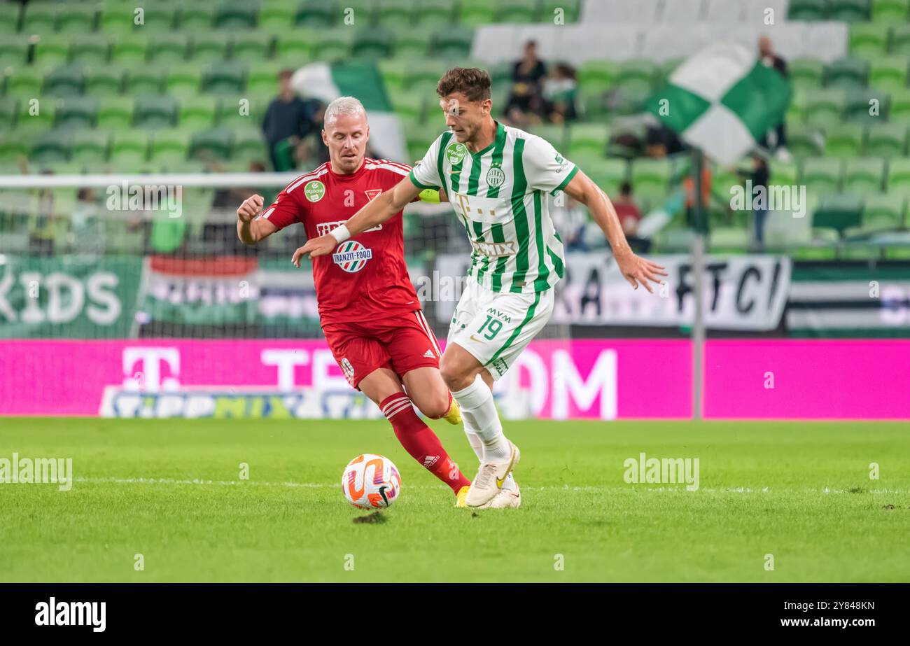 Budapest, Hongrie – 9 octobre 2022. Le milieu de terrain de Ferencvaros Balint Vecsei et l'ailier de Debrecen Balazs Dzsudzsak lors du match de Liga hongrois Ferencvaros Banque D'Images