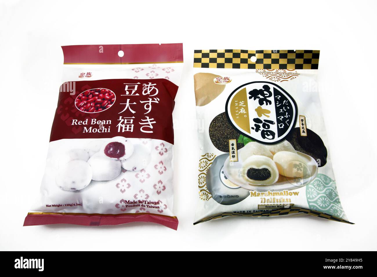 Gâteaux de riz japonais Daifuku aux haricots rouges et à la guimauve de la famille royale à base de Mochigome, de pâte de haricots rouges et de sésame Banque D'Images