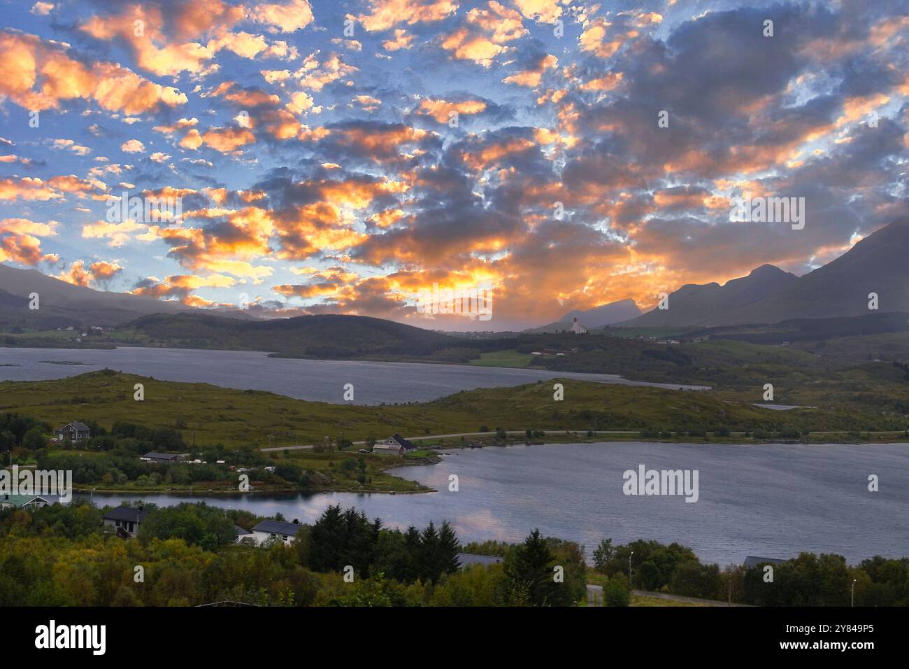 14 septembre 2024 - Vestvageya, îles Lofoten, Norvège vue sur Borg à travers l'entrée Borg depuis le point de vue Torvdalshalsen sur l'île de Vestvageya, Banque D'Images