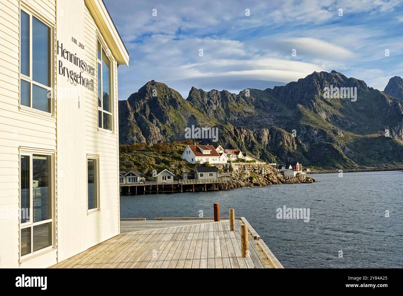 14 septembre 2024 Îles Lofoten, Norvège le Henningsv¾r Bryggehotell - à côté du port de Henningsvaer dans la municipalité de VŒgan, comté de Nordland, Lo Banque D'Images