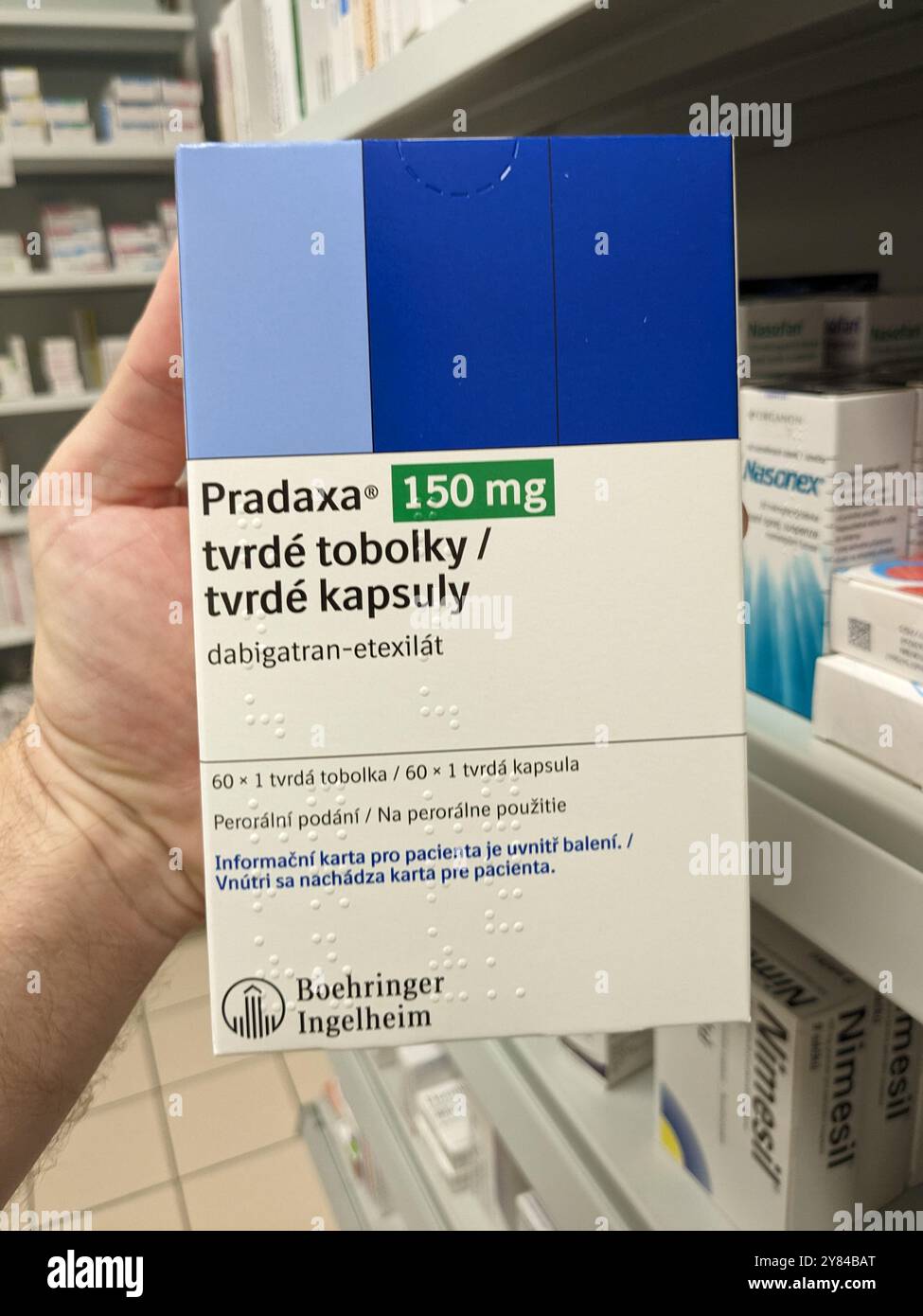Prague, République tchèque-août 28 2024 : boîte de PRADAXA de médicament avec le principe actif dabigatran etexilate de Boehringer Ingelheim, utilisé pour les accidents vasculaires cérébraux Banque D'Images