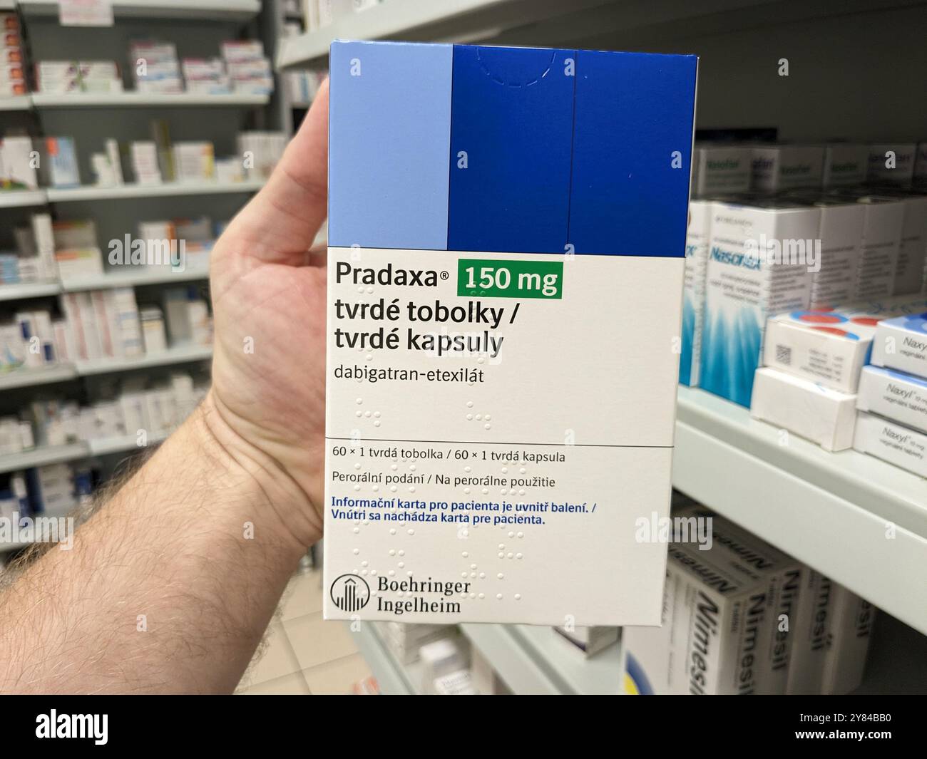 Prague, République tchèque-août 28 2024 : boîte de PRADAXA de médicament avec le principe actif dabigatran etexilate de Boehringer Ingelheim, utilisé pour les accidents vasculaires cérébraux Banque D'Images