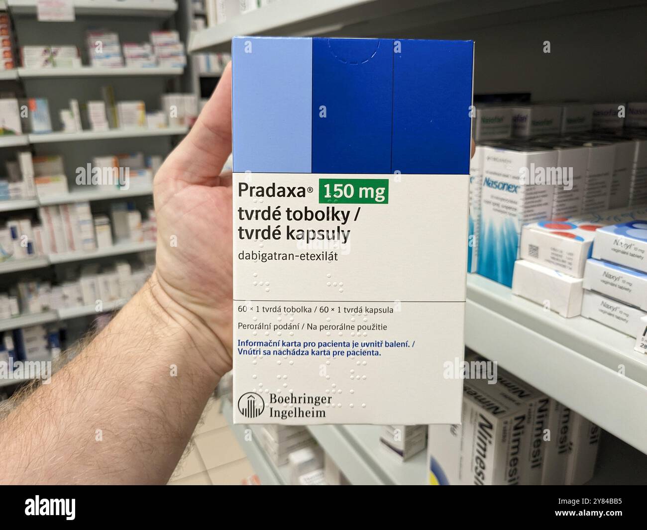 Prague, République tchèque-août 28 2024 : boîte de PRADAXA de médicament avec le principe actif dabigatran etexilate de Boehringer Ingelheim, utilisé pour les accidents vasculaires cérébraux Banque D'Images