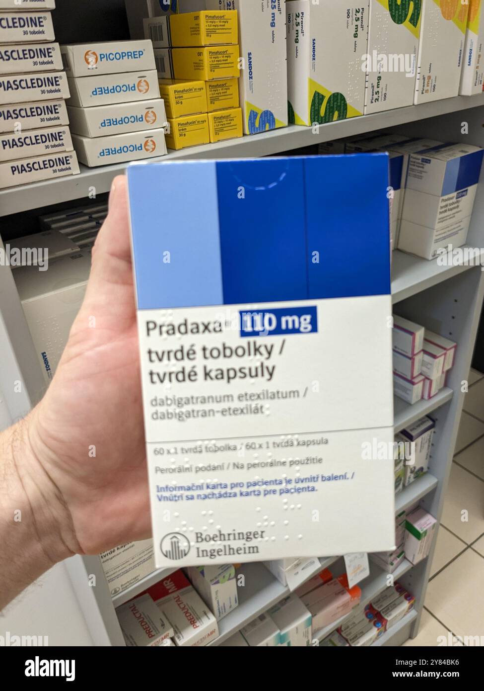 Prague, République tchèque-août 28 2024 : boîte de PRADAXA de médicament avec le principe actif dabigatran etexilate de Boehringer Ingelheim, utilisé pour les accidents vasculaires cérébraux Banque D'Images