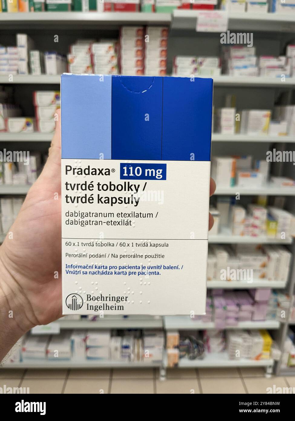 Prague, République tchèque-août 28 2024 : boîte de PRADAXA de médicament avec le principe actif dabigatran etexilate de Boehringer Ingelheim, utilisé pour les accidents vasculaires cérébraux Banque D'Images