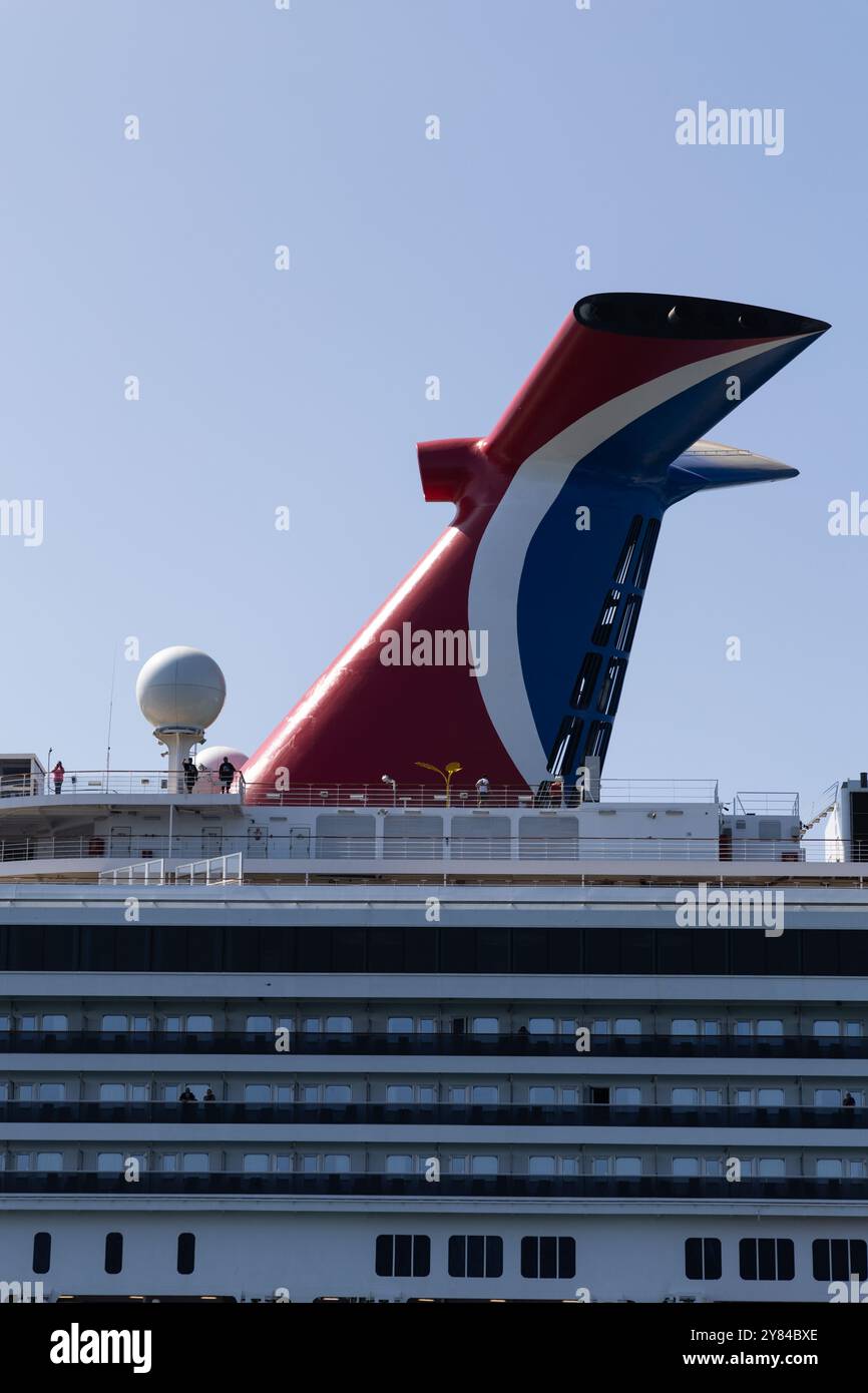 Carnival Radiance (Carnival Cruise Line) Smoke Stack amarré dans le port de long Beach Banque D'Images