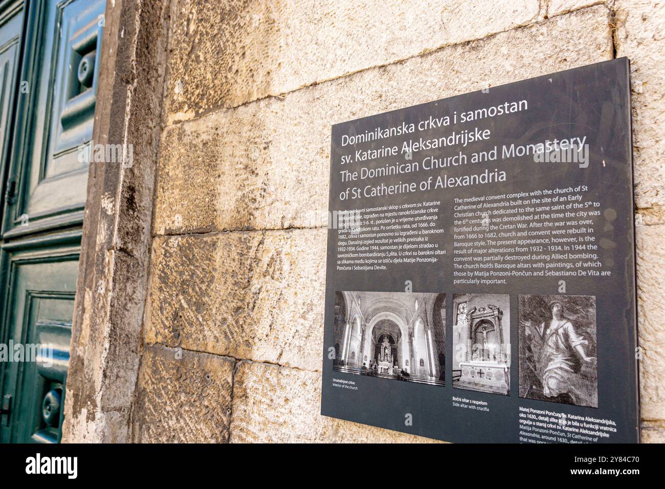 Split Croatia,Old Town,L'église dominicaine et le monastère de Catherine d'Alexandrie,extérieur,informations de signe,2 deux langues Anglais,Cro Banque D'Images