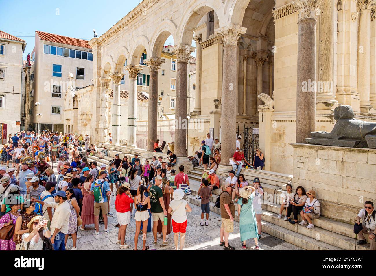 Split Croatie, vieille ville, Dioclétien Palais Dioklecijanova Palaca, colonnes d'architecture romaine, touristes visiteurs bondés, hommes femmes couples familles, croate Banque D'Images