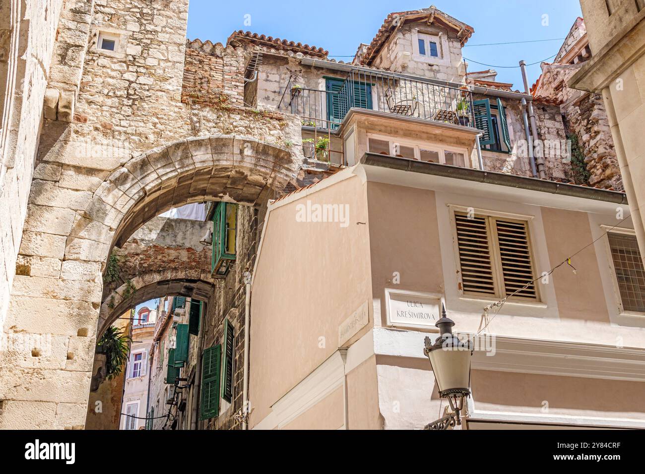 Split Croatie, vieille ville, rue Ulica Ispod URE, porte de fer Zeljezna vrata, arche de porte occidentale romaine, Palais de Dioclétien Dioklecijanova palaca, Euro croate Banque D'Images