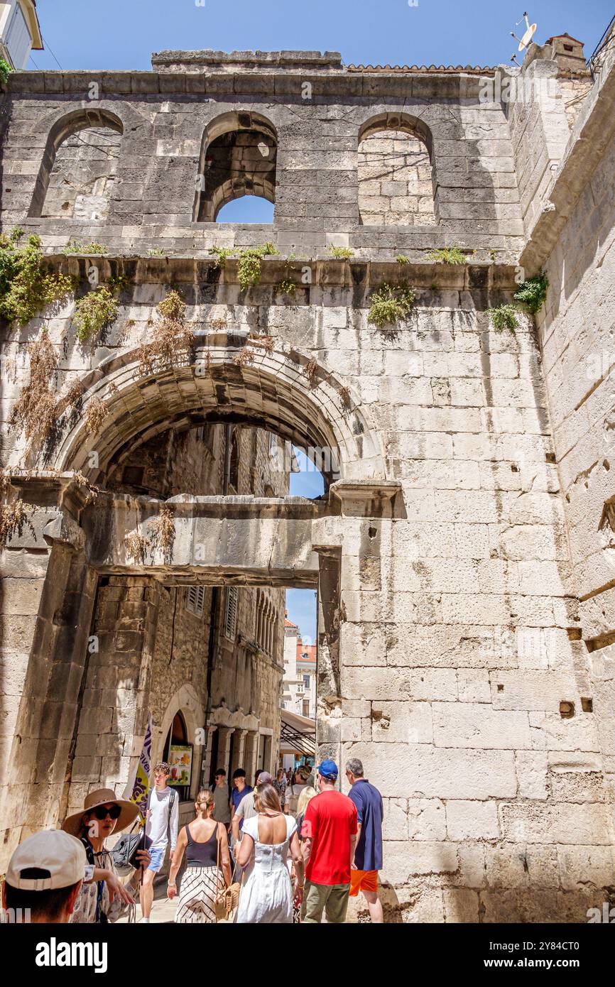Split Croatie, vieille ville, rue Ulica Ispod URE, porte de fer Zeljezna vrata, arche de porte occidentale romaine, palais Dioklecijanova palais de Dioclétien, visite des visiteurs Banque D'Images
