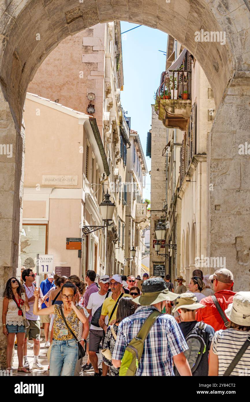 Split Croatie, vieille ville, rue Ulica Ispod URE, porte de fer Zeljezna vrata, arche de porte occidentale romaine, palais Dioklecijanova palais de Dioclétien, visite des visiteurs Banque D'Images