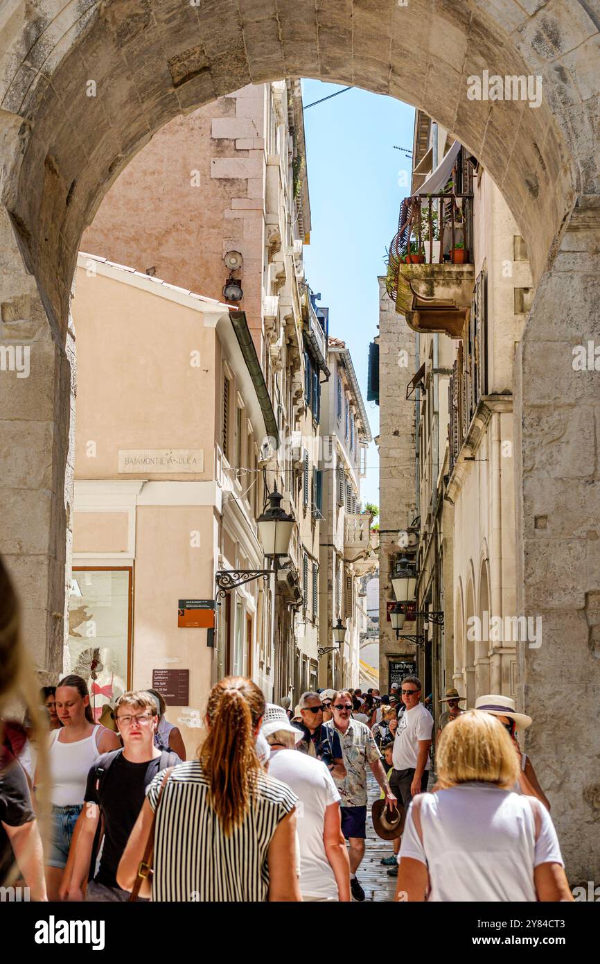 Split Croatie, vieille ville, rue Ulica Ispod URE, porte de fer Zeljezna vrata, arche de porte occidentale romaine, palais Dioklecijanova palais de Dioclétien, visite des visiteurs Banque D'Images
