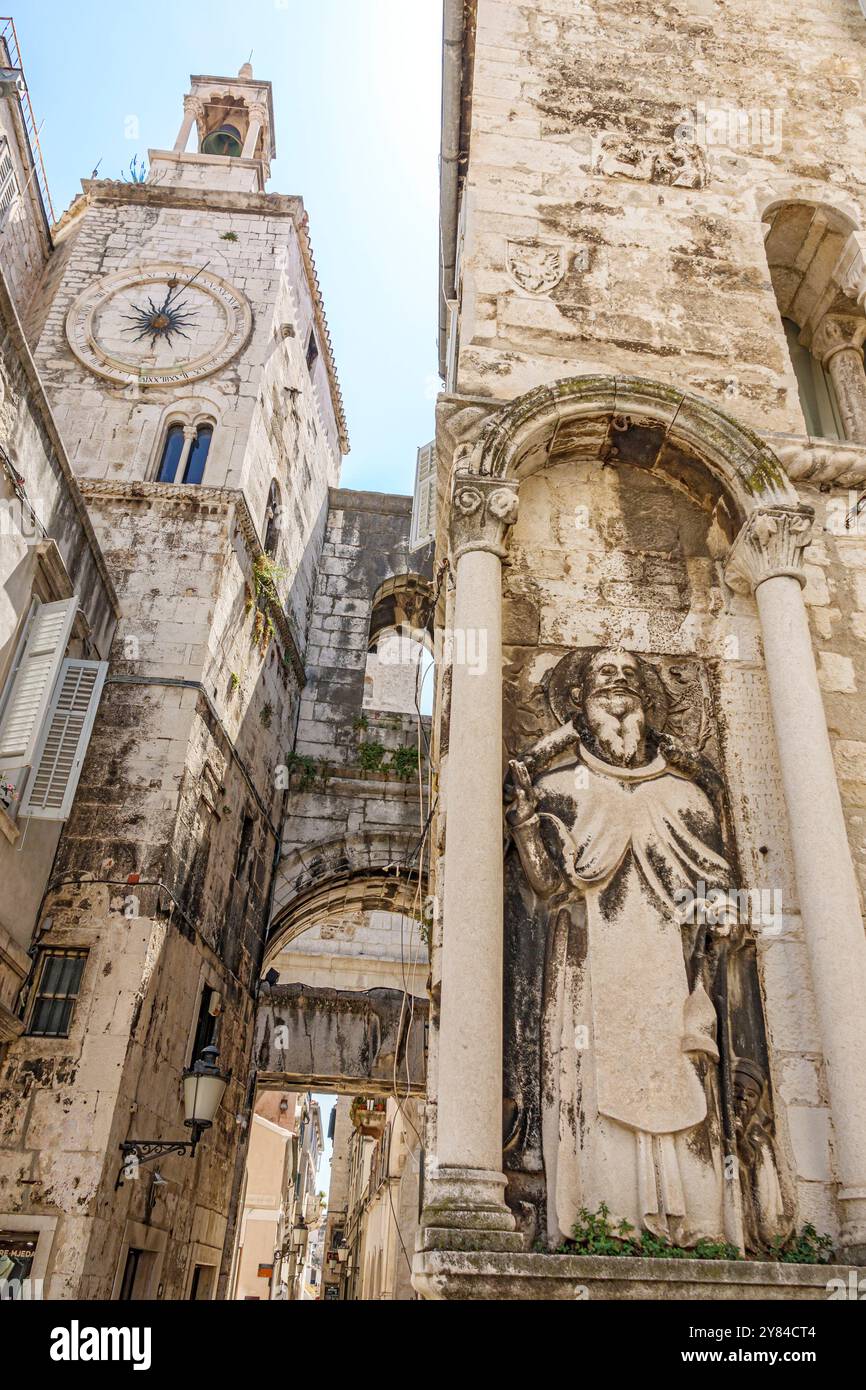 Split Croatie, vieille ville, place du peuple Narodni trg Pjaca, Palais de Cyprian Palaca Ciprianis Benedetti, Saint Antoine l'ermite, porte de fer Zeljezna vrata Banque D'Images