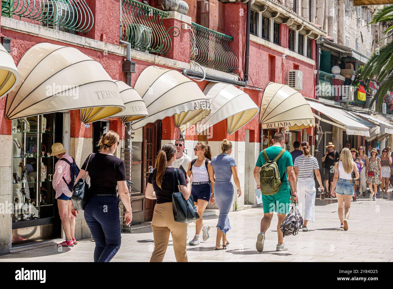 Split Croatie, Split Riva promenade de promenade, shopping Dining, magasins restaurants, hommes femmes couples familles, Croatie Europe UE, visiteurs voyage voyage en voyage Banque D'Images