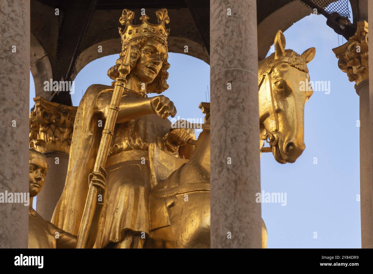 Une sculpture en or d'un roi couronné sur un cheval, entourée de colonnes, Golden Rider, Magdebourg, Saxe-Anhalt, Allemagne, Europe Banque D'Images