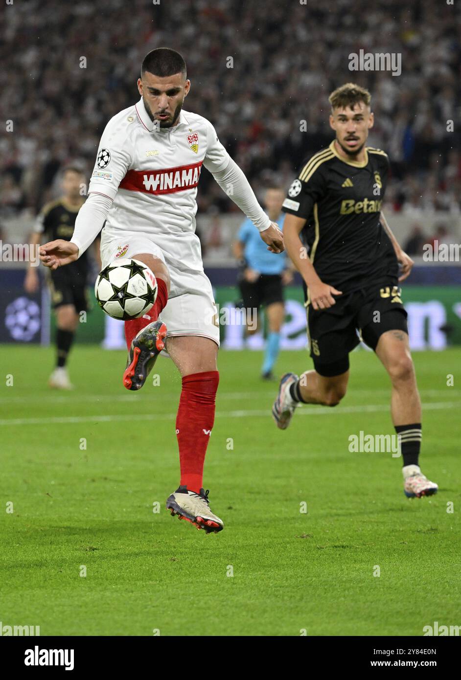 Deniz Undav VfB Stuttgart (26) action sur le ballon derrière Veljko Birmancevic AC Sparta Praha Prague (14) Champions League, MHPArena, MHP Arena Stuttgar Banque D'Images