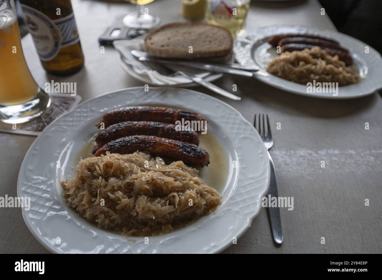 Saucisses à la choucroute et au pain servies dans un restaurant franconien, Bavière, Allemagne, Europe Banque D'Images