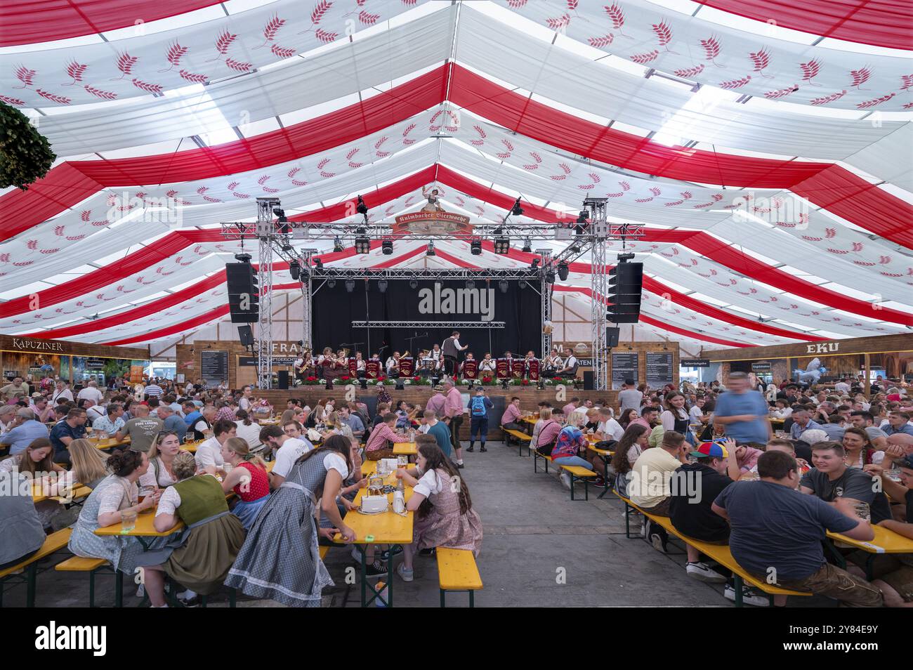 Orchestre de musique dans la tente de bière très fréquentée au moment de la semaine de la bière de Kulmbach, Kulmbach, haute-Franconie, Bavière, Allemagne, Europe Banque D'Images