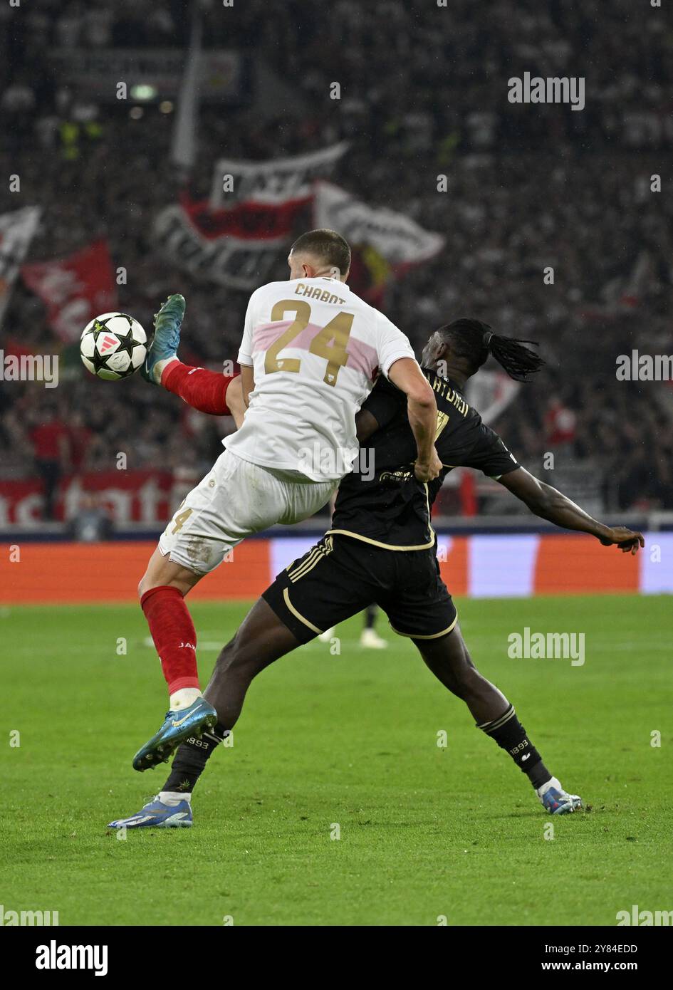 Duel, action Jeff Chabot VfB Stuttgart (24) contre Victor Olatunji AC Sparta Praha Prague (07) Champions League, MHPArena, MHP Arena Stuttgart, Baden Banque D'Images