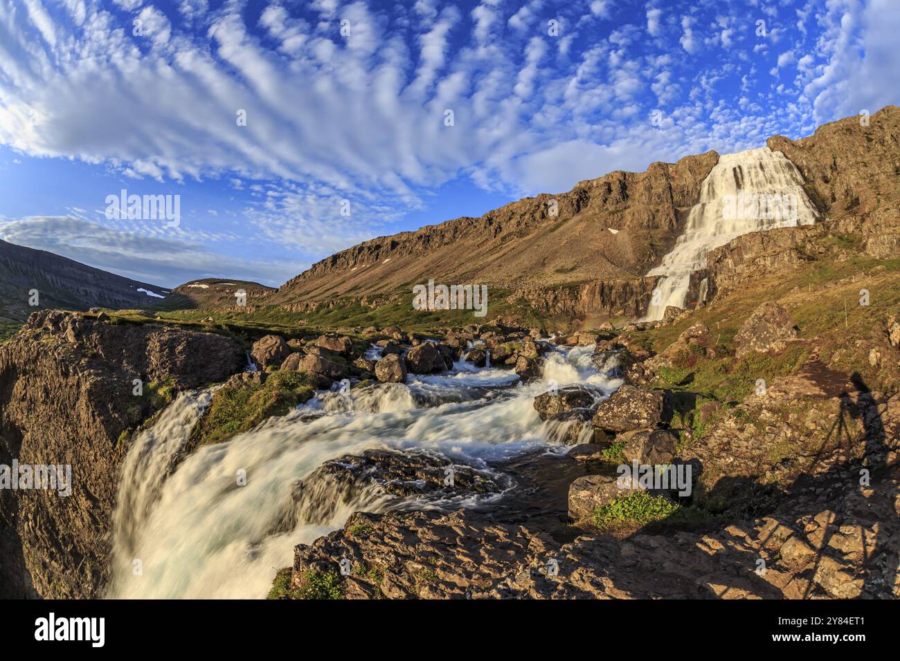 Cascade, soleil de minuit, humeur nuageuse, montagnes, perspective fisheye, Dynjandi, Westfjords, Islande, Europe Banque D'Images