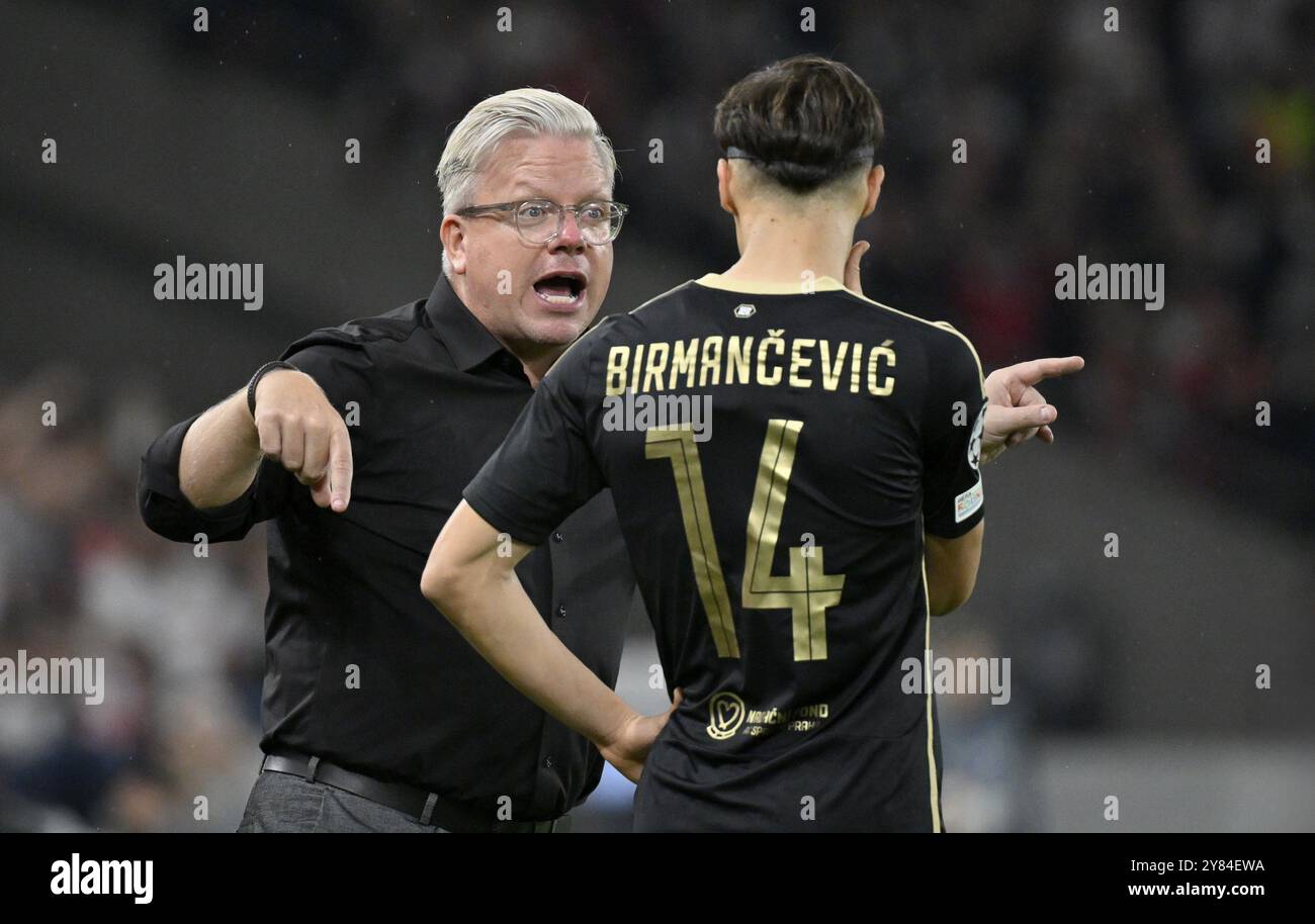 L'entraîneur Lars Friis AC Sparta Praha Prague sur la touche en discussion avec Veljko Birmancevic AC Sparta Praha Prague (14) Ligue des champions, MHPArena Banque D'Images