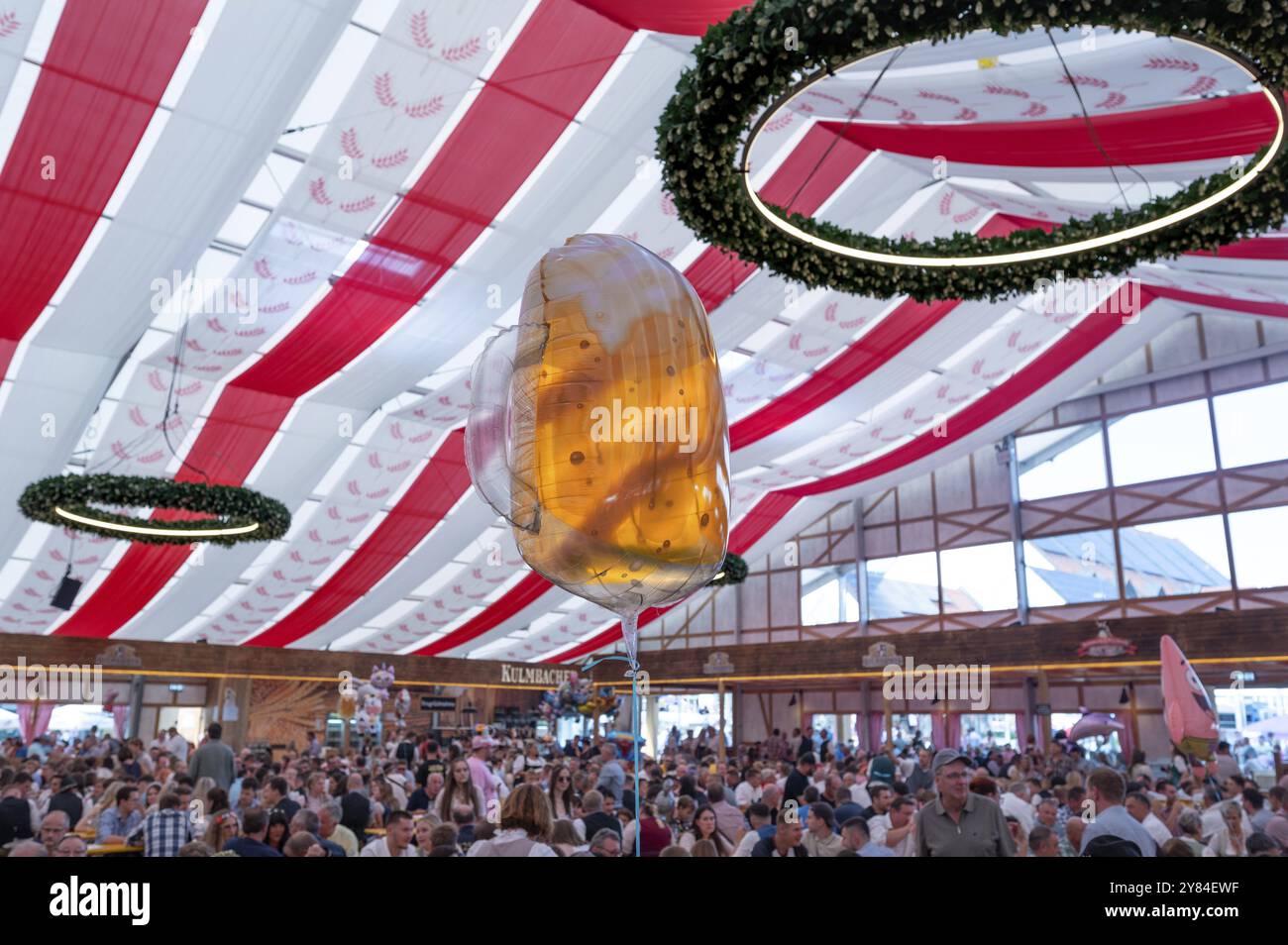 Ballon comme verre à bière dans une tente de bière bien fréquentée pendant la semaine de la bière de Kulmbach, Kulmbach, haute-Franconie, Bavière, Allemagne, Europe Banque D'Images