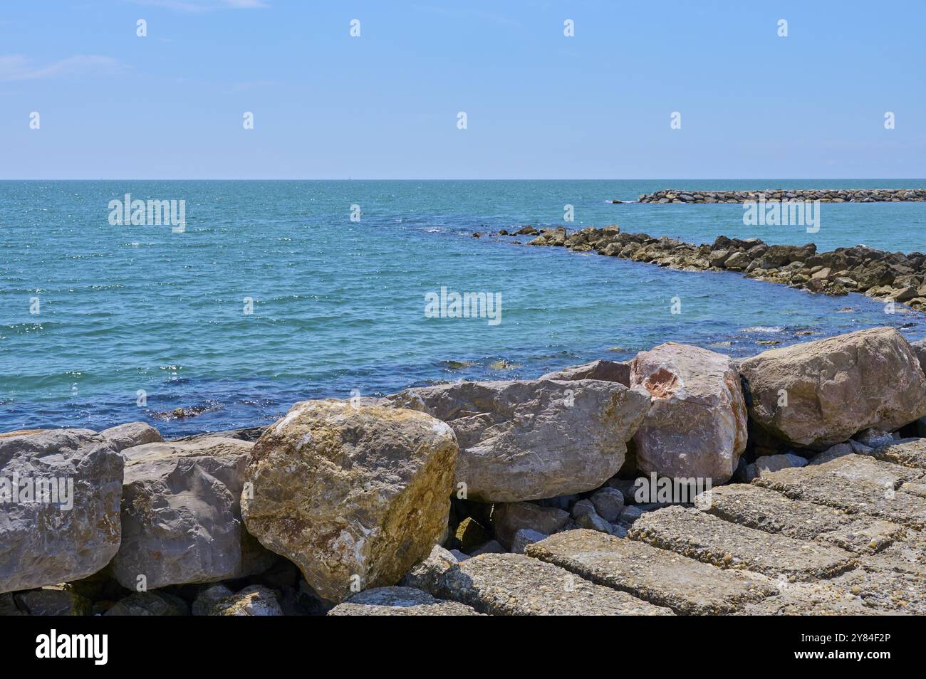 Côte rocheuse avec mer Méditerranée bleu clair et ciel ensoleillé, Saintes-Maries-de-la-mer, Camargue, France, Europe Banque D'Images