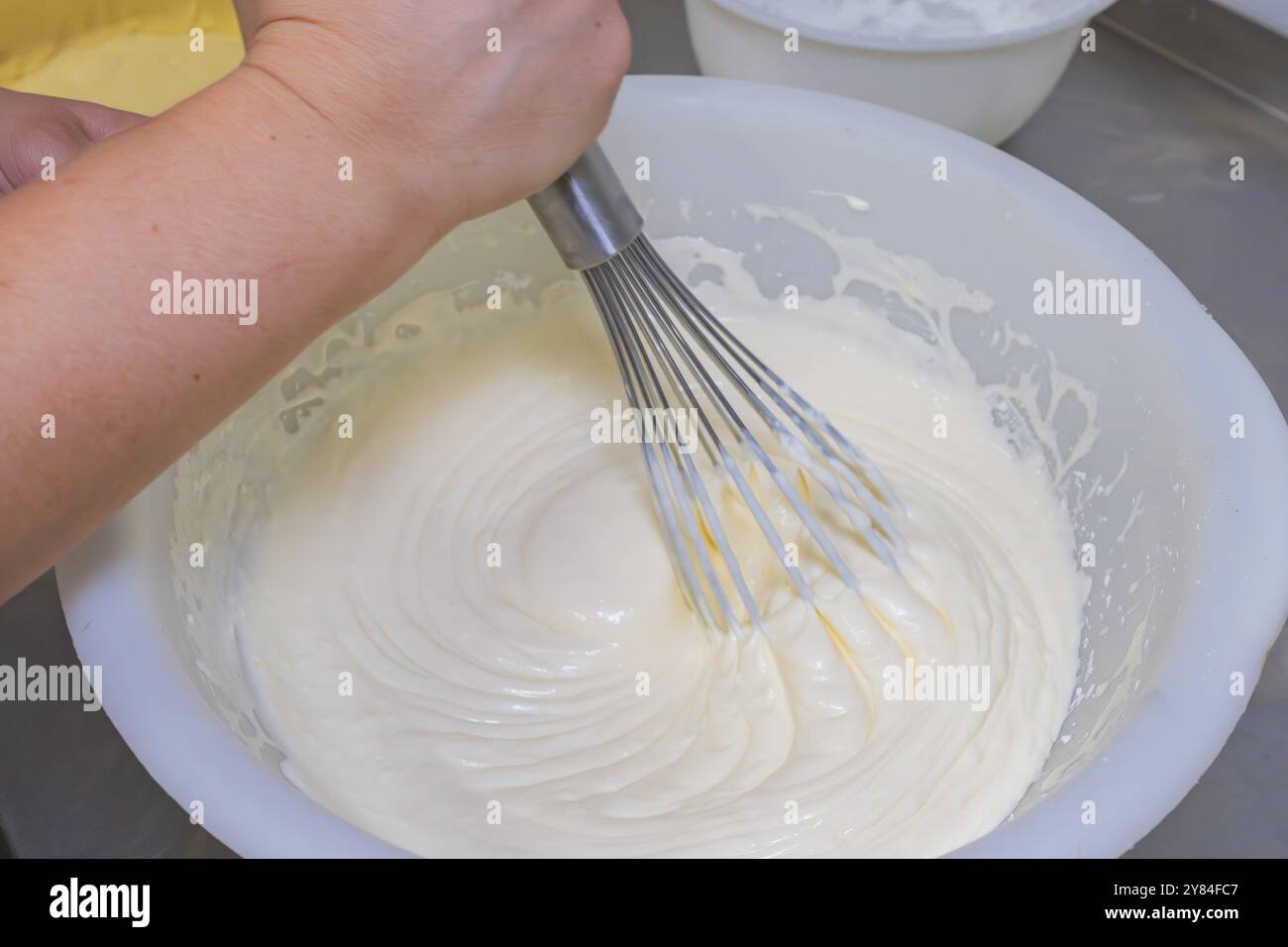 Une main remue une pâte avec un fouet dans un bol, Baking, Calw, Forêt Noire, Allemagne, Europe Banque D'Images