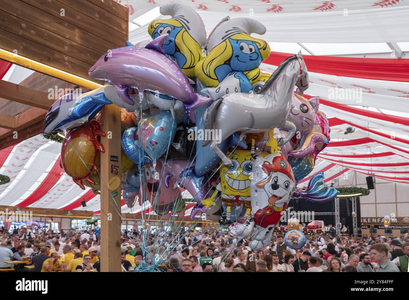 Ballons colorés dans la tente de bière pendant la semaine de la bière de Kulmbach, haute-Franconie, Bavière, Allemagne, Europe Banque D'Images
