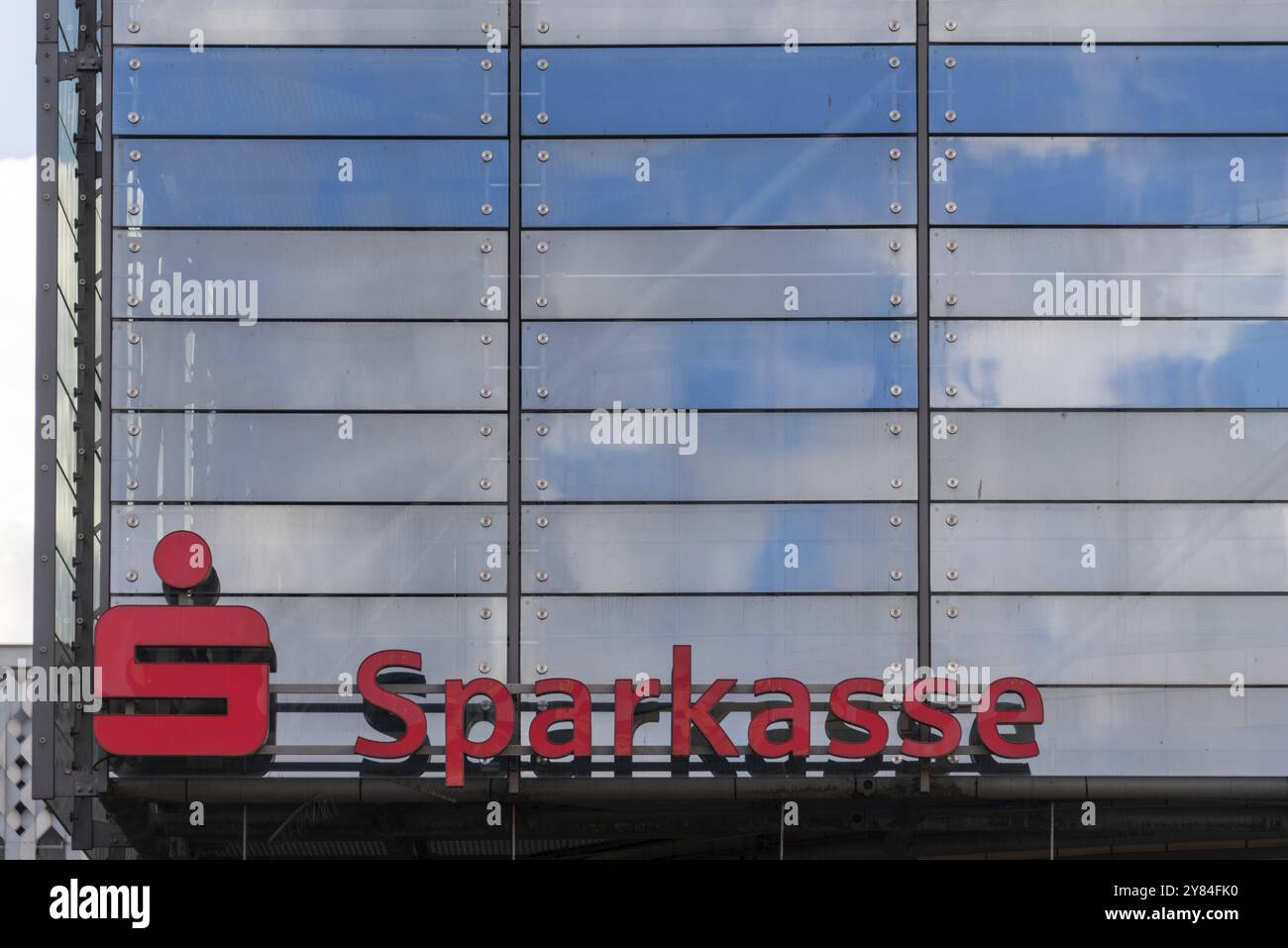 Une façade en verre avec le logo rouge et le lettrage 'Sparkasse', les nuages se reflètent dans les vitres, Magdebourg, Saxe-Anhalt, Allemagne, Europe Banque D'Images
