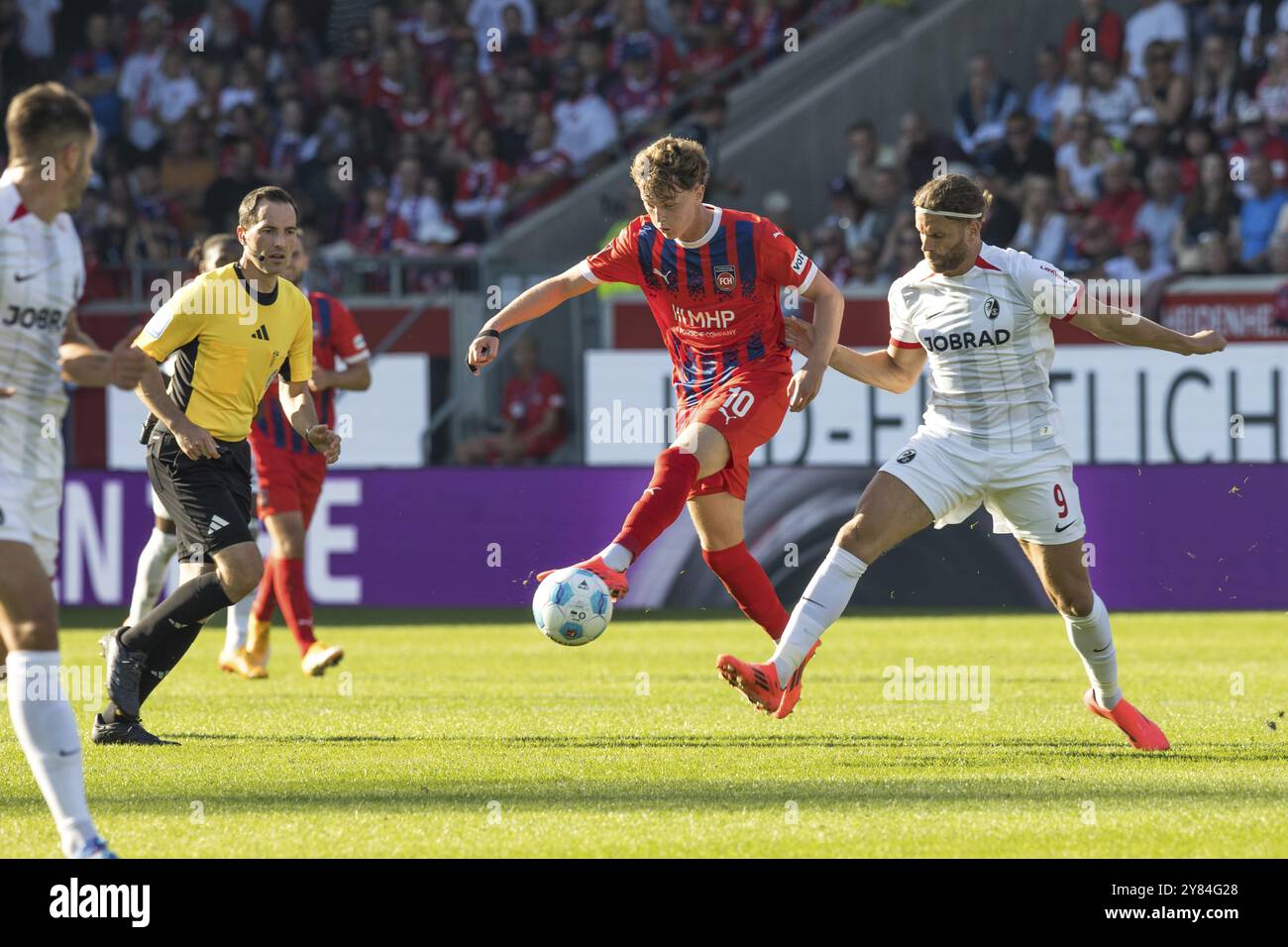 Match de football, Paul WANNER 1.FC Heidenheim laissé dans l'air sur le ballon est perturbé par Lucas HOeLER SC Freiburg, stade de football Voith-Arena, Heiden Banque D'Images