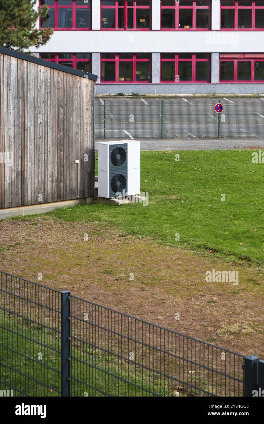 Deux pompes à chaleur empilées sur une pelouse devant une maison, Allemagne, Europe Banque D'Images