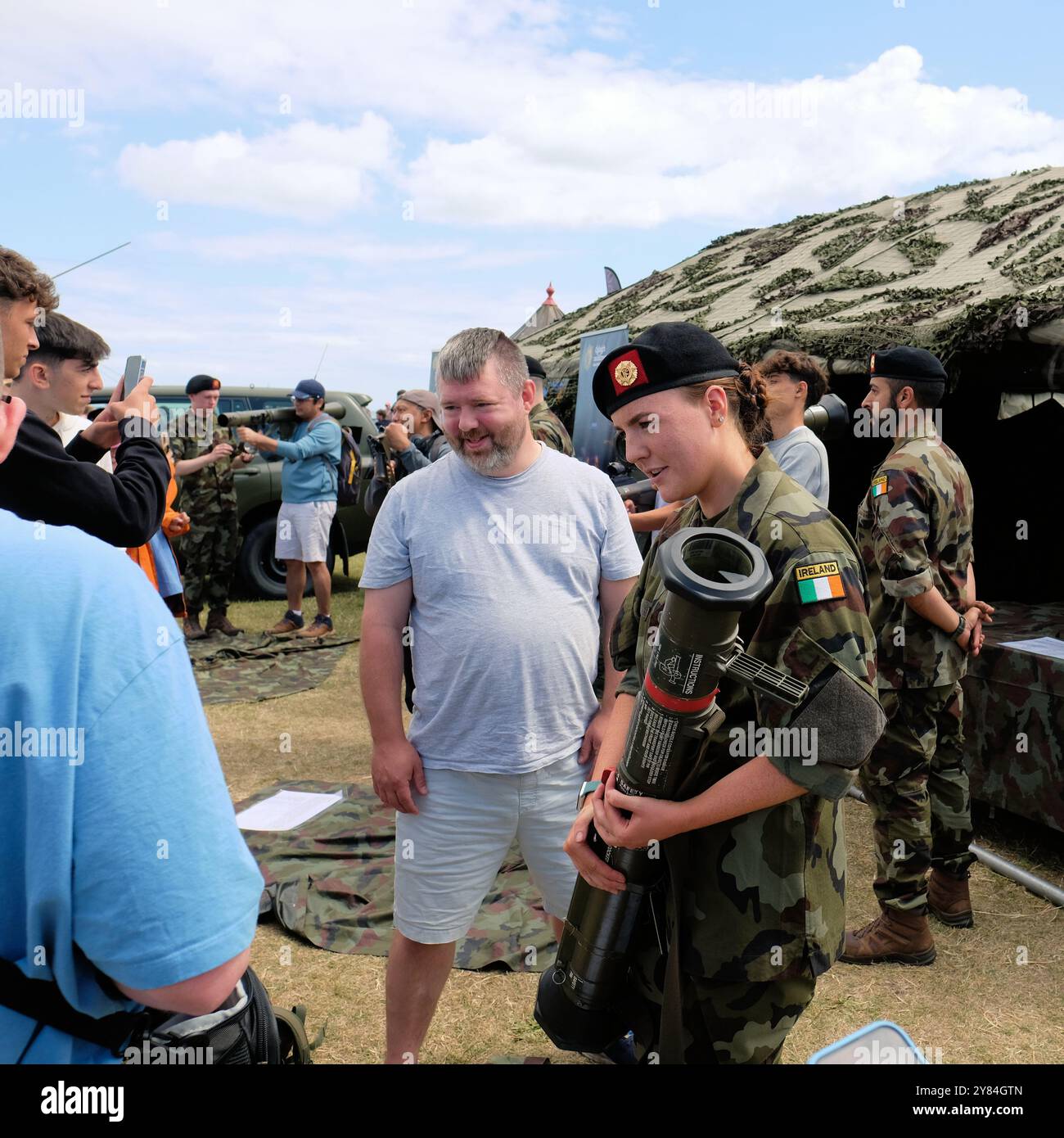 2024 Bray Air Display, Bray, comté de Wicklow, Irlande ; membre des Forces de défense irlandaises avec un spectateur et un SRAAW un canon anti-blindé à courte portée. Banque D'Images