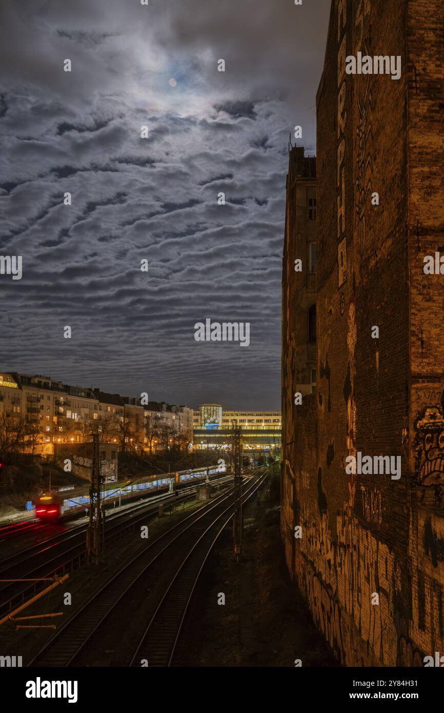 Allemagne, Berlin, 25.12.2023, pleine lune sur le périphérique du S-Bahn Ring, aile arrière de la Kopenhagener Strasse / Sonnenburger Strasse, Europe Banque D'Images