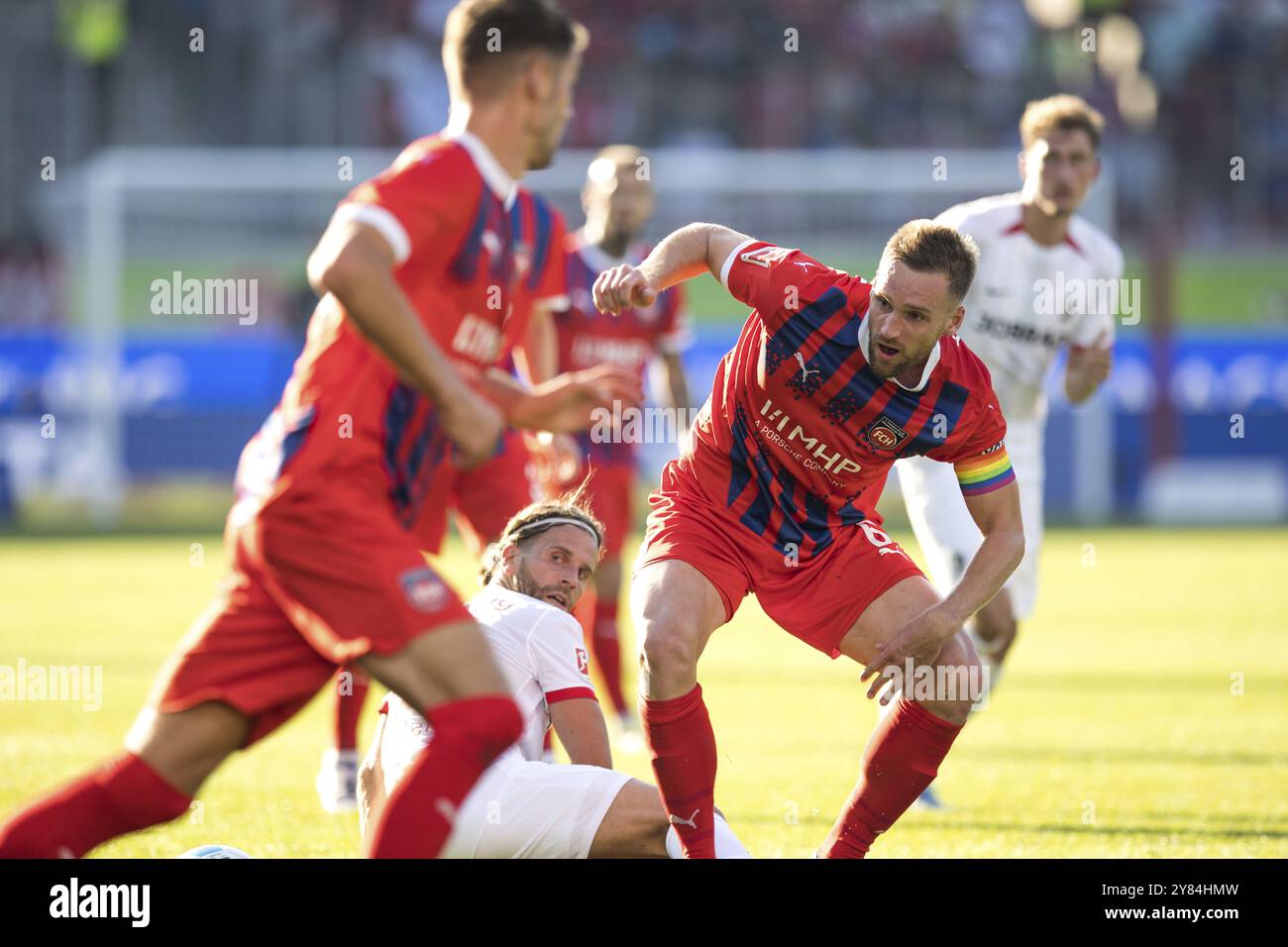 Match de football, Lucas HOeLER SC Freiburg sur le terrain et le capitaine Patrick MAINKA 1.FC Heidenheim regardant la progression du ballon, Voith-Arena footb Banque D'Images