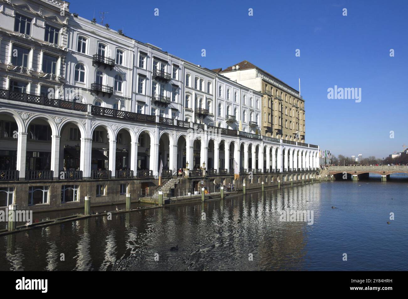 Date : mars, 2015 lieu : Hambourg, Allemagne description : les arcades alster de style italien au lac Hamburgs Alster Banque D'Images