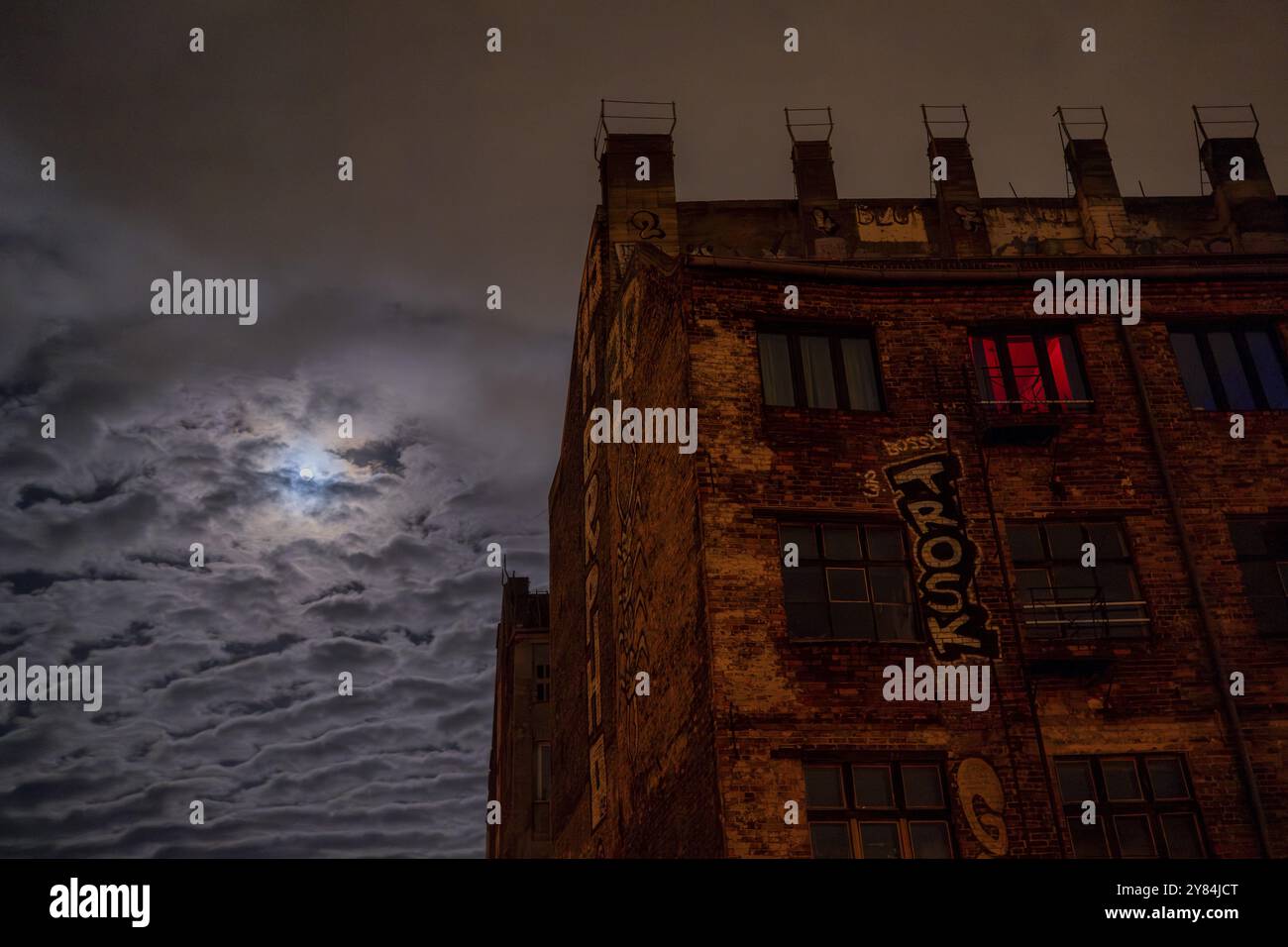 Allemagne, Berlin, 25.12.2023, pleine lune au-dessus de l'aile arrière d'un bâtiment sur Kopenhagener Strasse / Sonnenburger Strasse, Europe Banque D'Images