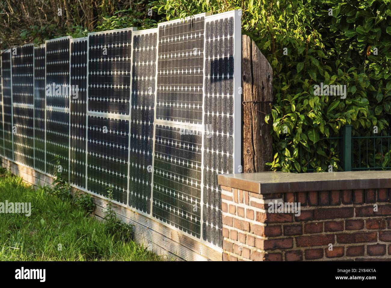 Clôture solaire, panneaux solaires comme clôture de jardin et écran d'intimité dans une rue à Langenfeld, Allemagne, Europe Banque D'Images