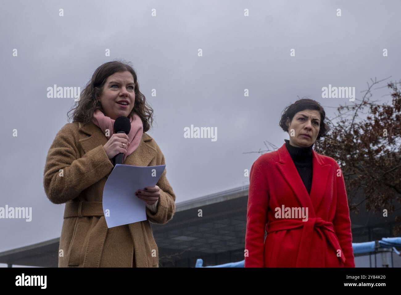 Allemagne, Berlin, 3 février 2024, intervenants : (de gauche à droite) Jeanette Gusko (Correctiv), Elena Koutidou (Neue deutsche Medienmacher*innen), #WirSi Banque D'Images