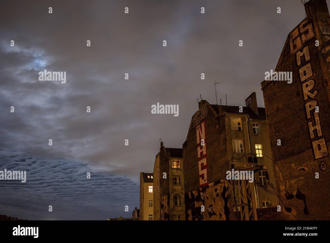 Allemagne, Berlin, 25.12.2023, pleine lune au-dessus des bâtiments arrière de Kopenhagener Strasse / Sonnenburger Strasse, Europe Banque D'Images