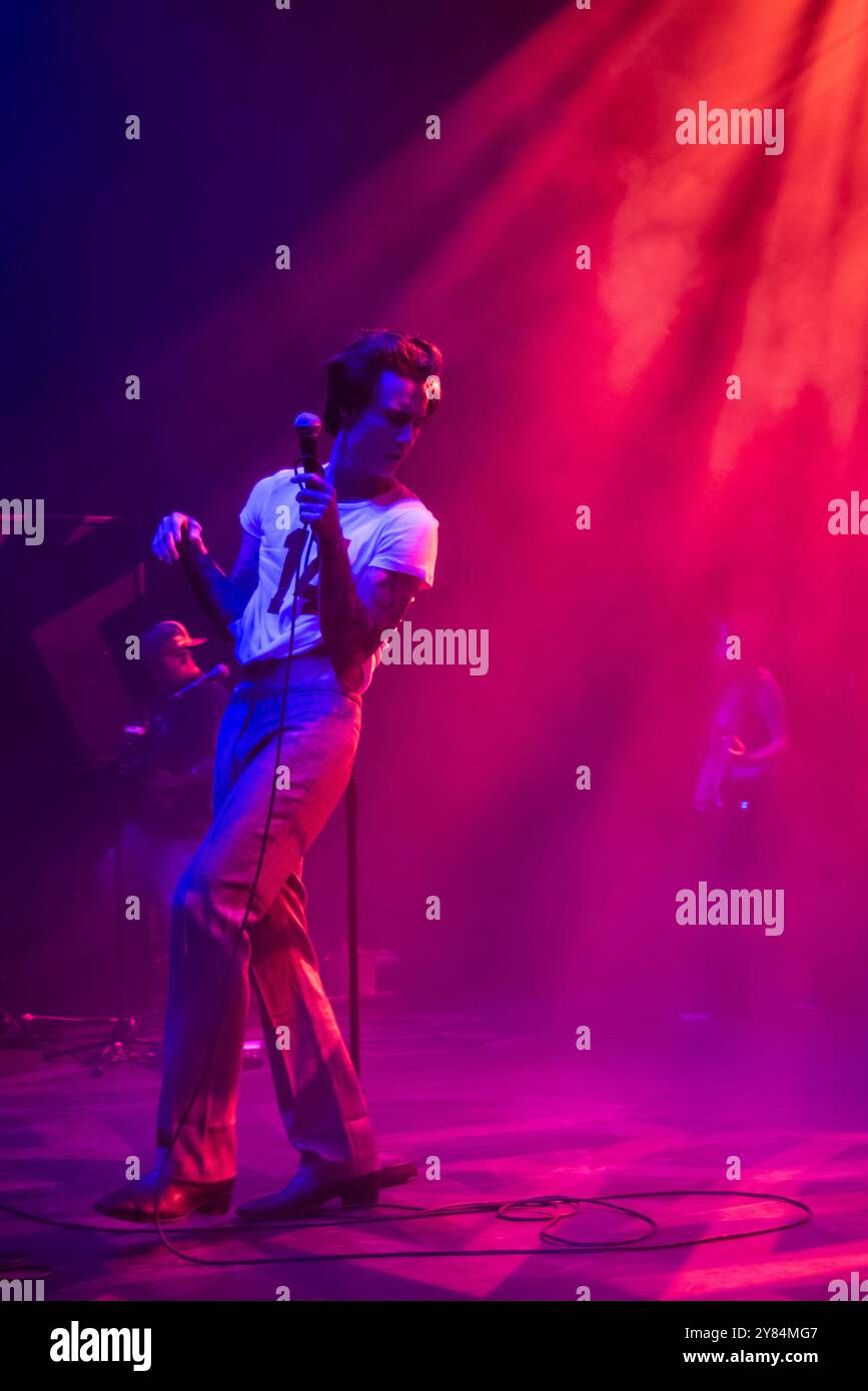 Londres, Royaume-Uni. 2 octobre 2024. JXDN, alias Jaden Hossler, se produit au Shepherds Bush Empire de Londres pour sa tournée européenne « When the Music Stops ». Cristina Massei/Alamy Live News Banque D'Images