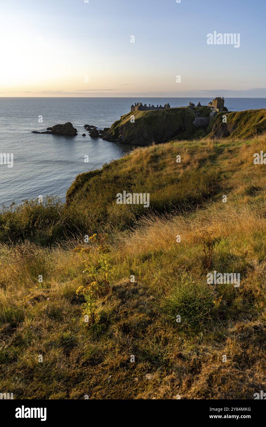 Château de Dunnottar, ruines de château au lever du soleil sur les falaises, Stonehaven, Aberdeenshire, Écosse, Grande-Bretagne Banque D'Images