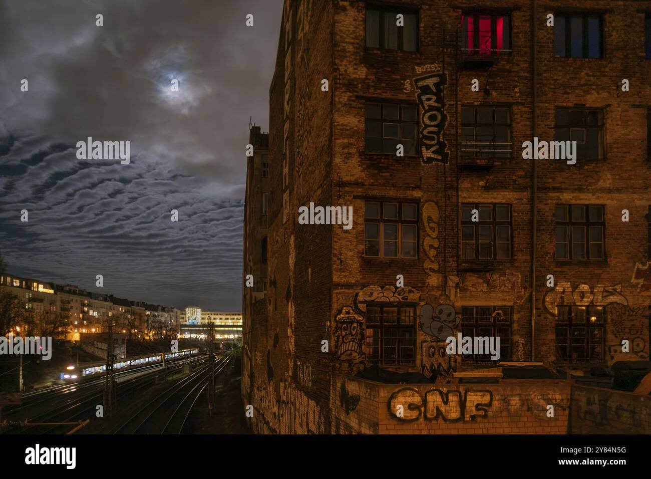 Allemagne, Berlin, 25.12.2023, pleine lune sur le périphérique du S-Bahn Ring, aile arrière de la Kopenhagener Strasse / Sonnenburger Strasse, Europe Banque D'Images