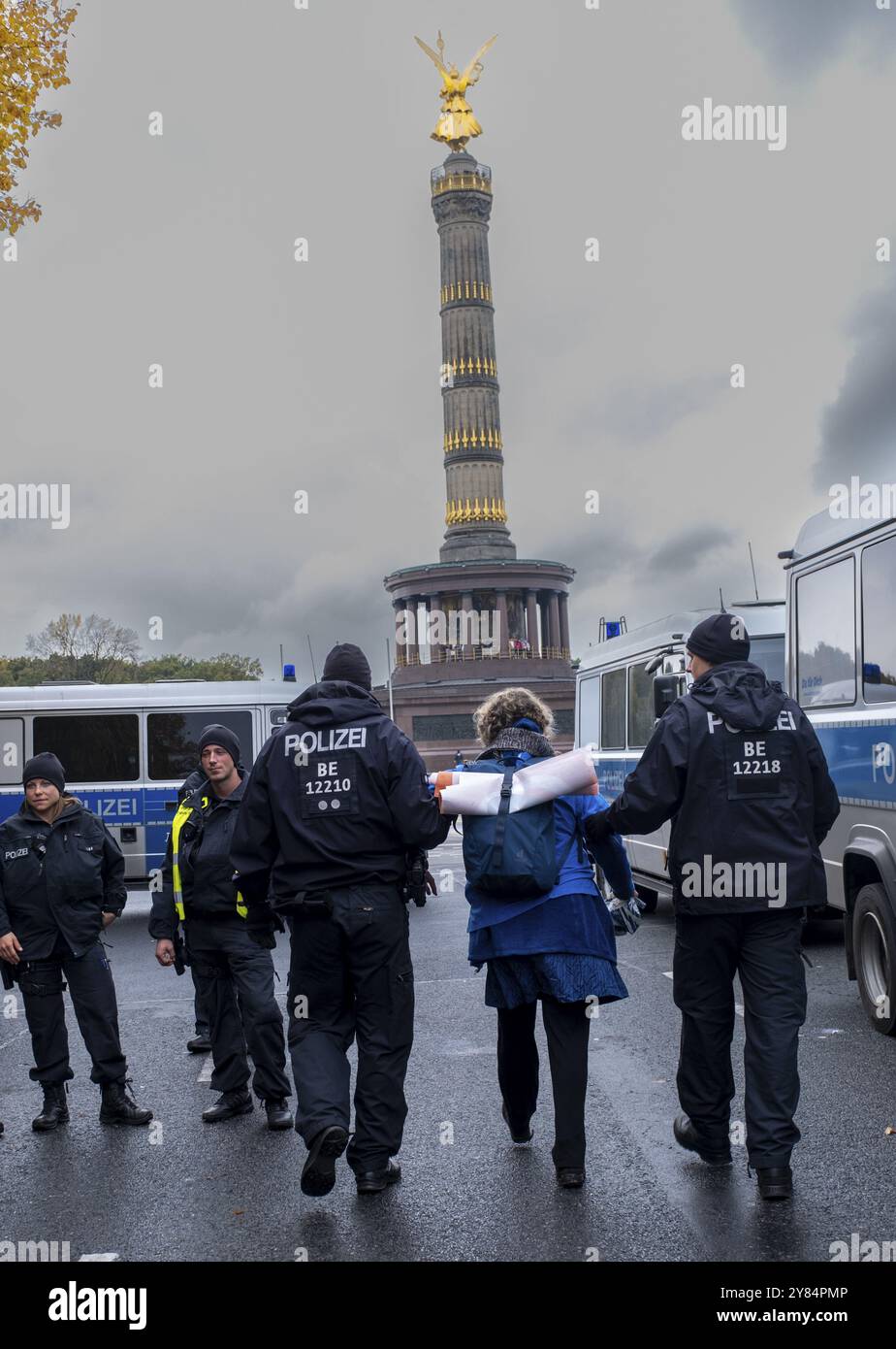 Allemagne, Berlin, 28 octobre 2023, enlèvement d'une femme par des policiers, colonne de la victoire, Europe Banque D'Images