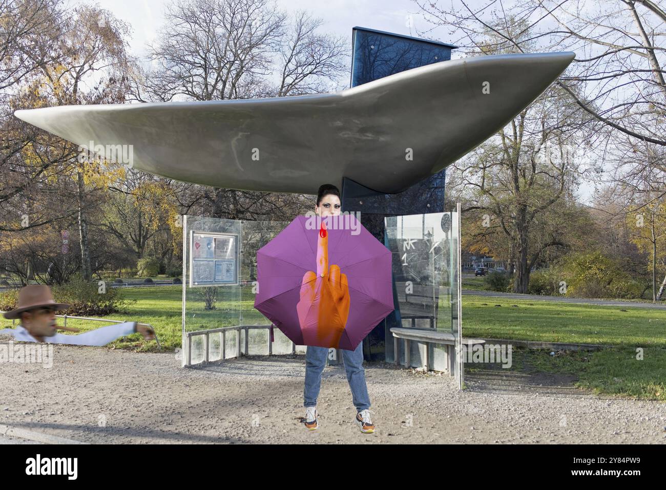 Femme montre un parapluie avec le majeur Banque D'Images